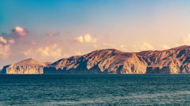 Umman Körfezi fiyortlarında deniz ve kayalık kıyılar