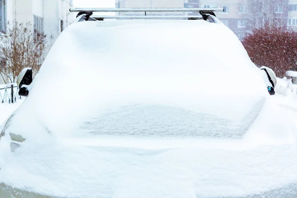 Nevicata, veduta della macchina innevata di fronte — Foto Stock