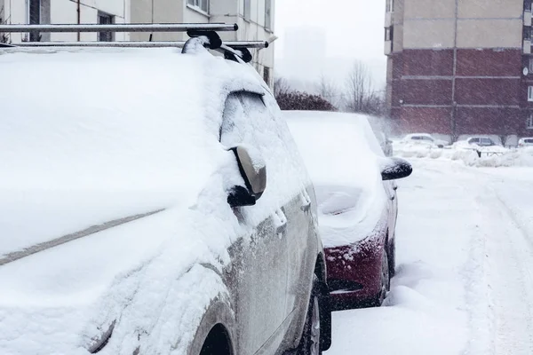 Nevicate in città, auto travolte dalla neve — Foto Stock