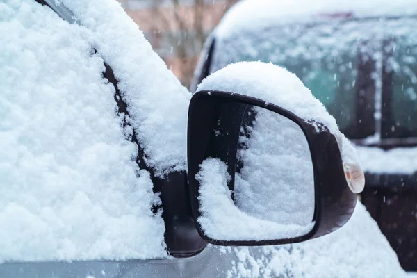 Nevicata in città, parte dell'auto coperta di neve — Foto Stock