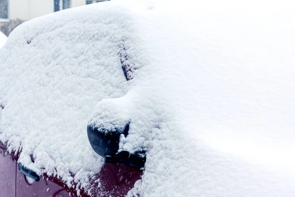 Nevicata in città, parte dell'auto coperta di neve — Foto Stock