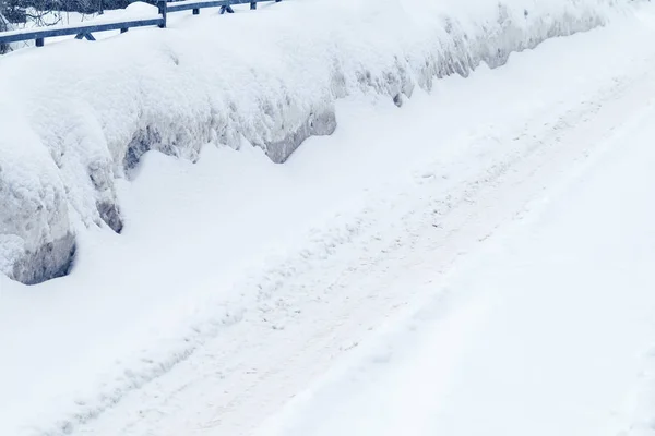 Strada invernale innevata, derive sul ciglio della strada — Foto Stock