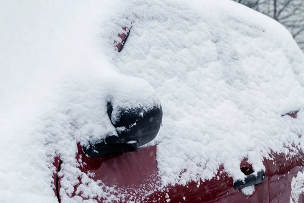 Nevicata in città, parte dell'auto coperta di neve — Foto Stock