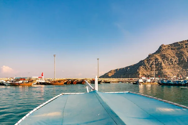 Zee, pleziervaartuigen, rotsachtige kusten in de fjorden van de Golf van Oman — Stockfoto