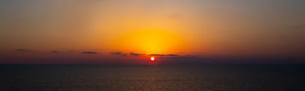 Kleurrijke zonsondergang op de zee. Panoramisch uitzicht op de zee zonsondergang vanaf het cruiseschip — Stockfoto