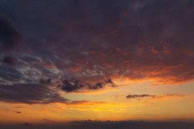 renkli, parlak turuncu gün batımı sırasında gökyüzü, güneş ışınları bulutlar yoluyla yol yapmak