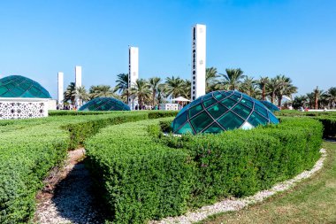 Abu Dabi, Birleşik Arap Emirlikleri - 13 Aralık 2018: Ulu Cami önündeki Park'ta iyileştirme unsurları