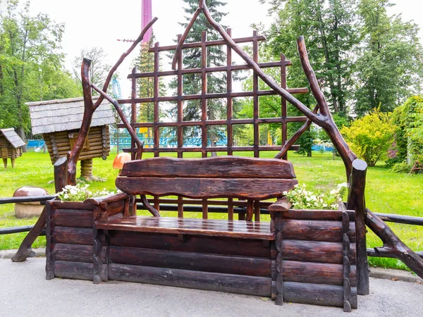 Αγία Πετρούπολη, Ρωσία-10 Ιουλίου, 2018: ξύλινο παγκάκι φτιαγμένο από κορμούς με πλάτη στο πάρκο της πόλης — Φωτογραφία Αρχείου