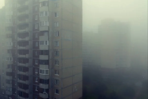 Zware ochtend mist en verdamping in de stad met hoge gebouwen — Stockfoto