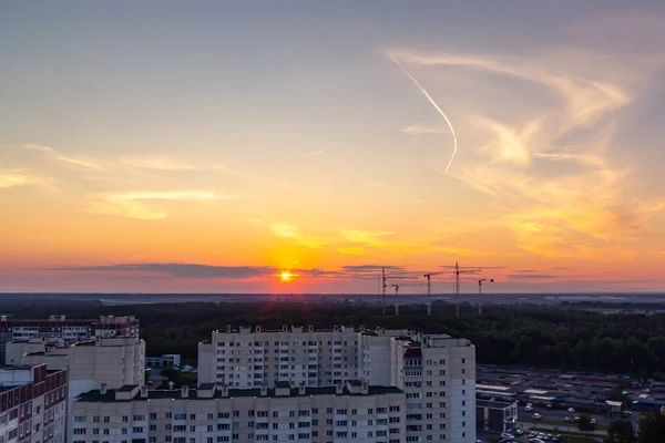 San Petersburgo, Rusia - 24 de julio de 2018: Paisaje urbano - edificios de gran altura en las afueras de la ciudad al atardecer — Foto de Stock