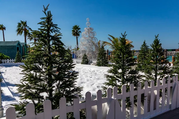 Kunstmatige sneeuw en kerstbomen in het Resort-winter en Kerstmis in Hot countries concept — Stockfoto