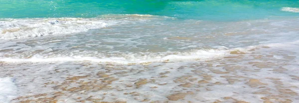 Fale surf na wybrzeżu morza, czyste morze brzeg i turkusowa woda, poziome obraz panoramiczny, tło dla banner — Zdjęcie stockowe