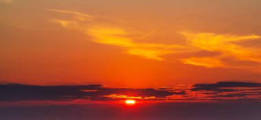 renkli, parlak turuncu gün batımı sırasında gökyüzü, güneş ışınları bulutlar yoluyla yol yapmak