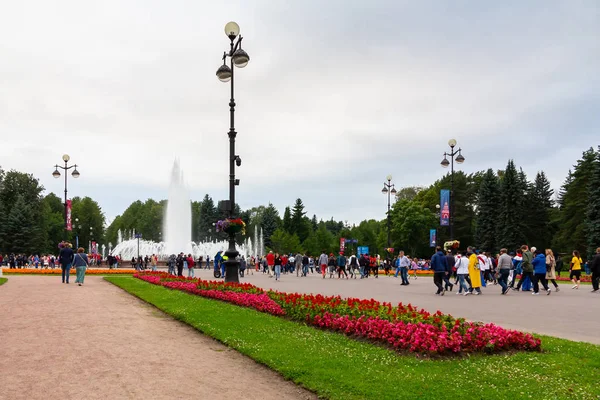 サンクトペテルブルク、ロシア - 7月 10、2018:サッカーの試合の前にスタジアムに向かう途中で噴水を持つ都市公園 — ストック写真