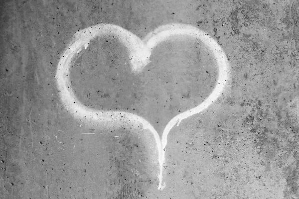Szív húzott kréta egy szürke betonfal — Stock Fotó