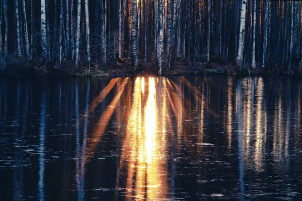 Sonnenuntergang spiegelt sich im Flusswasser — Stockfoto