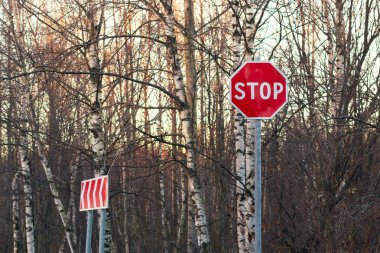 Asfalt yol kenarında tabelayı durdurun ve dolambaçlı yoldan sapın