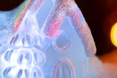 Parlayan oyuncak ev yakın çekim. Şenlikli, Noel veya Yeni Yıl konsepti