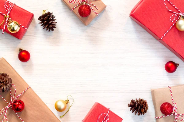 Noel veya Yeni Yıl kartı için şablon. Sarılmış hediyeler ve süslemeler masaya serilir. Metin için alan kopyalama — Stok fotoğraf