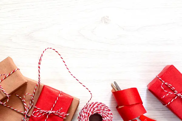 Préparation des fêtes - emballage cadeau en papier d'emballage rouge et beige — Photo