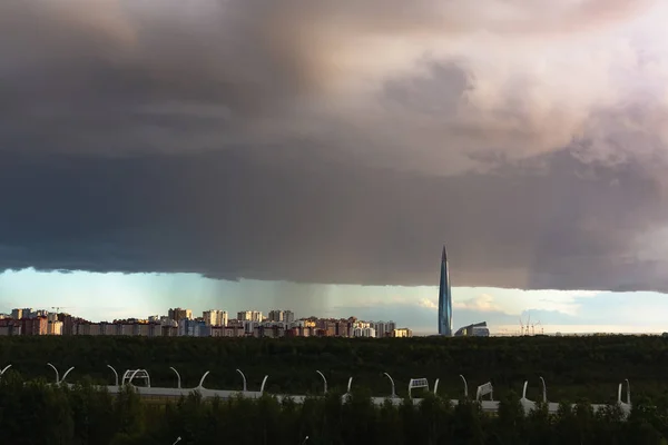 Hatalmas thundercloud szélén a város, mielőtt az eső-kép — Stock Fotó