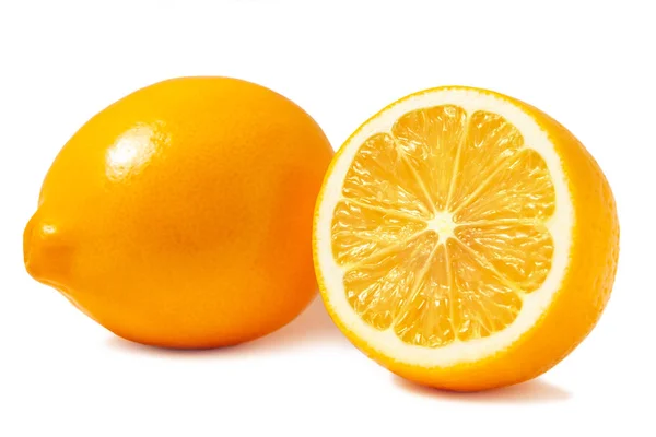 Świeża pomarańcza Lemony Taszkent lub cytryny Meyer, jedna całość i jedna połowa na białym tle z cienia — Zdjęcie stockowe