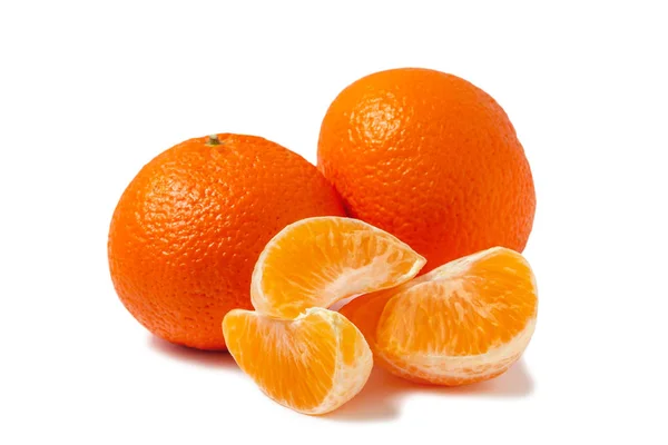 Duas fatias inteiras de tangerina e mandarina descascada isoladas em fundo branco com sombra — Fotografia de Stock