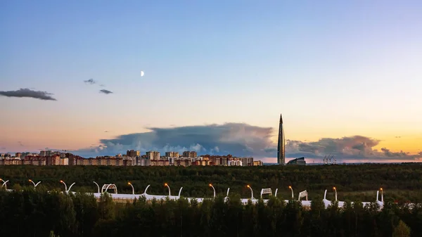 Avond stadsgezicht. Uitzicht op de Lakhta Center Tower in St. Petersburg in de zonsondergang met wolken en maan — Stockfoto