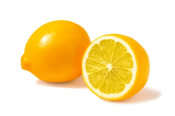 Limões Tashkent laranja fresco ou limões Meyer, um inteiro e meio isolado em fundo branco com sombra — Fotografia de Stock