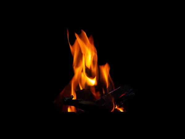 Fogueira de chama feita de lenha close-up isolado no fundo preto — Fotografia de Stock