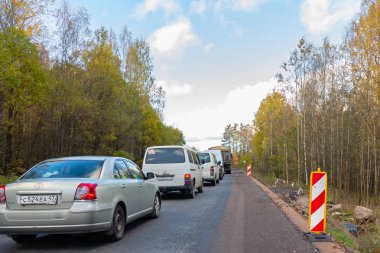 Karayolunun onarımı nedeniyle kırsal asfalt yolda trafik sıkışıklığı