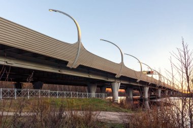 Gün batımında nehir üzerinde karayolunun flyover