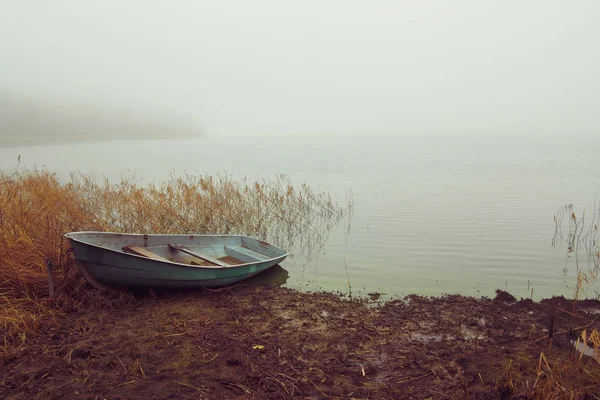 Fischerboot auf dem See im Nebel — Stockfoto