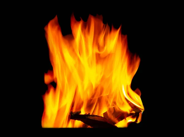 Feu de flamme en bois de chauffage de près isolé sur fond noir — Photo