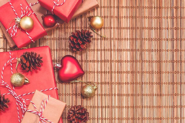 Modèle pour carte de Noël ou Nouvel An. Cadeaux enveloppés et des décorations sont disposées sur la table. Espace de copie pour le texte — Photo