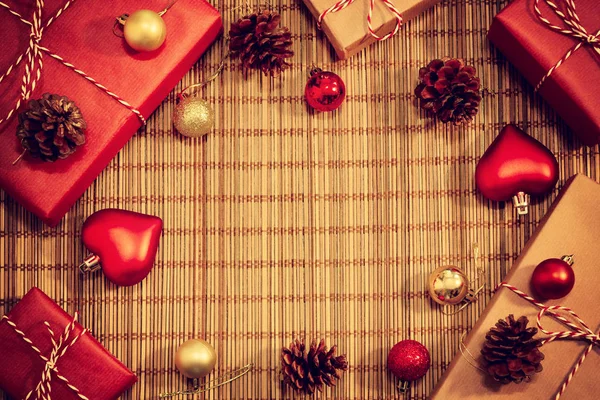 Modelo para o cartão de Natal ou Ano Novo. Presentes embrulhados e decorações são colocados sobre a mesa. Espaço de cópia para texto — Fotografia de Stock