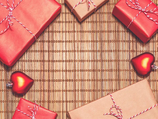 Noel veya Yeni Yıl kartı için şablon. Sarılmış hediyeler ve süslemeler masaya serilir. Metin için alan kopyalama — Stok fotoğraf