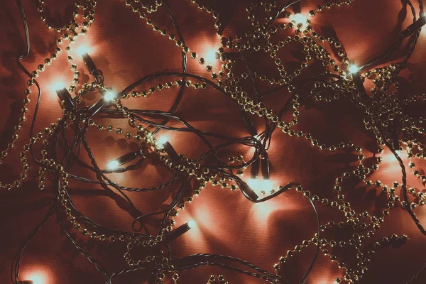 Πρωτοχρονιά ή χριστουγεννιάτικο φόντο των φώτων στο κόκκινο — Φωτογραφία Αρχείου