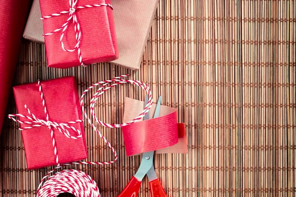 Tatil için hazırlık - kırmızı ve bej ambalaj kağıdı hediye sarma — Stok fotoğraf