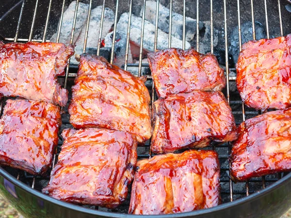 Costelas de porco grelhadas na churrasqueira redonda — Fotografia de Stock