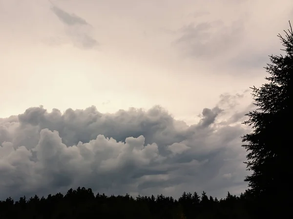 Широкая полоса пышных кучевых облаков в летнем небе перед грозой. Фон с копировальным пространством — стоковое фото