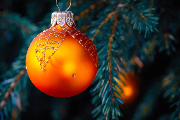 Oranžové kuličky na smrku, část vánočního stromu s vánočními dekoracemi — Stock fotografie