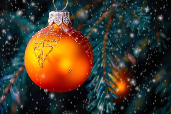 Апельсиновые шарики на елке, часть елки с рождественскими украшениями — стоковое фото