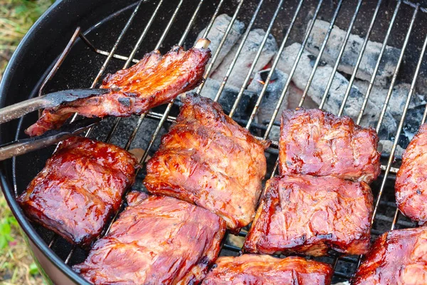 Costelas de porco grelhadas na churrasqueira redonda — Fotografia de Stock