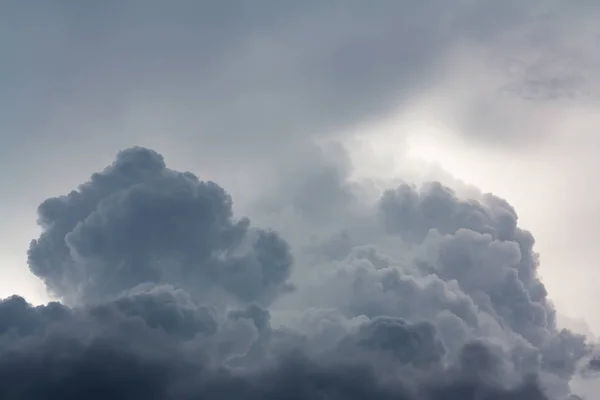 Cúmulo exuberante nubes banda ancha en el cielo de verano antes de una tormenta eléctrica. Fondo con espacio de copia — Foto de Stock