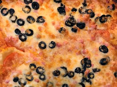 Jambonlu pizza, peynir, zeytin yakın çekim. Gıda arka plan dokusu