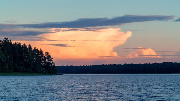 Hermosas nubes sobre el lago al atardecer en un día de verano —  Fotos de Stock