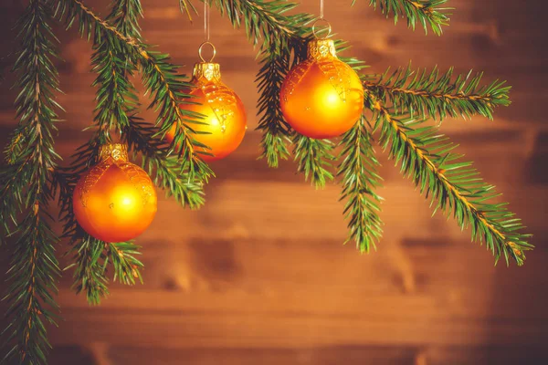 Ornements de Noël orange sur branches d'épinette sur le fond d'un mur en bois. Nouvel An ou fond de Noël — Photo