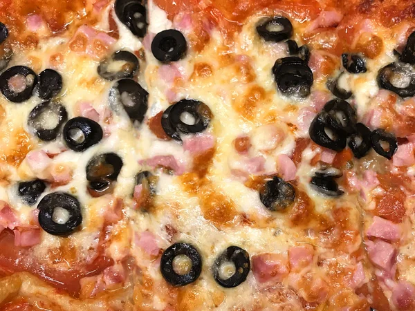 Pizza com presunto, queijo, azeitonas fechadas. Textura de fundo alimentar — Fotografia de Stock