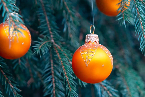 Boules orange sur épicéa, partie du sapin de Noël avec décorations de Noël — Photo